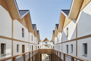 A Nänikon dans le canton de Zurich, l’Atelier Schmidt livre actuellement une opération de 28 logements en bois-paille. [©Damian Poffet]