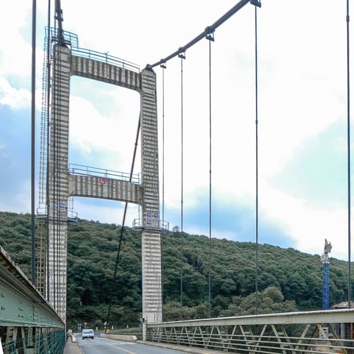 Souffrant d’alcali-réaction, l’ancien pont suspendu de Térénez, dans le Finistère, a fini par céder le pas à un nouveau pont, avant être démoli. [©ACPresse]