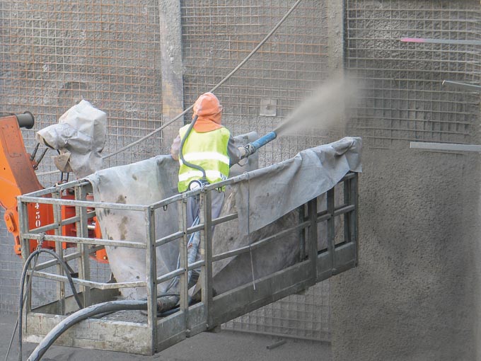 Projection d’un béton fibré par “voie mouillée” pour la réalisation d’une paroi berlinoise. [©ACPresse]