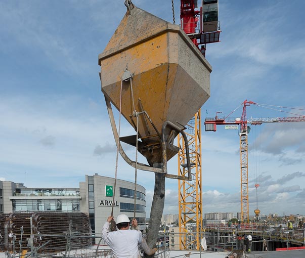 La benne à béton est l’équipement de base de tout chantier de construction. [©ACPresse]