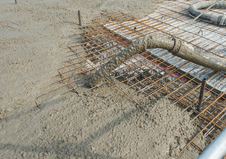 Mis en œuvre à la pompe d’un béton pour la réalisation d’un plancher de bâtiment. [©ACPresse]