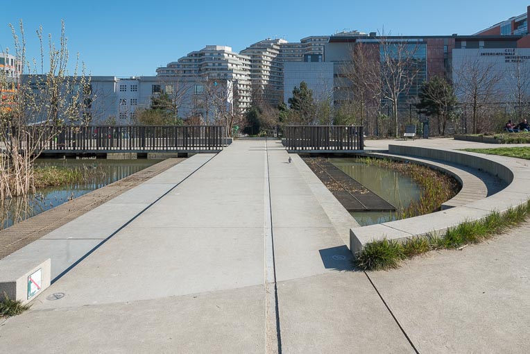 Béton esthétique mis en œuvre dans le cadre de l’aménagement d’un espace public. [©ACPresse]