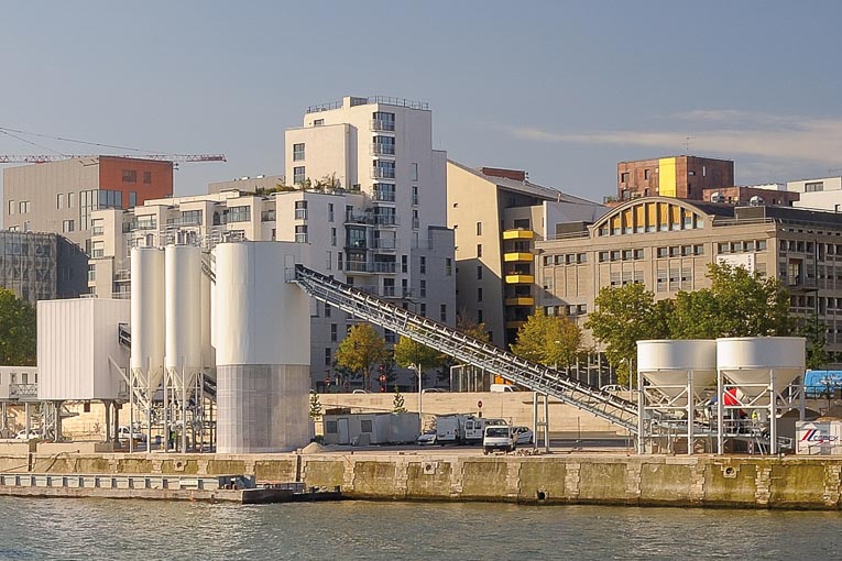 Centrale à béton en bord de Seine, à Paris. [©Cemex]