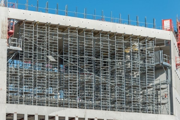 Utilisation d’une tour d’étaiement dans le cadre de la construction d’un bâtiment tertiaire. [©ACPresse]