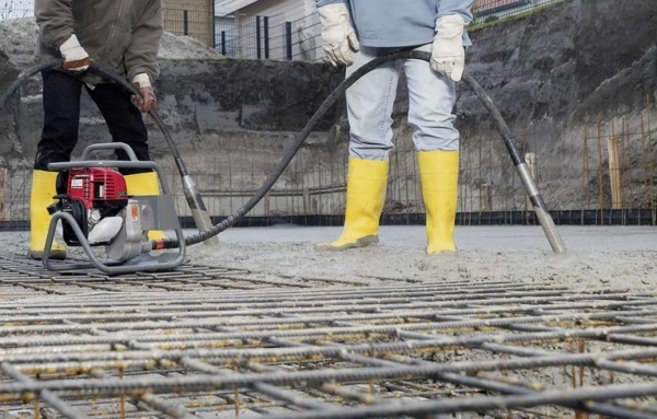 Opération de vibration du béton à l’aide d’aiguilles vibrantes. [©DR]