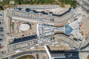 Le bâtiment de la clinique Saint Jean prend la forme d’un chromosome X. [©BEC Construction/Drone Ops]