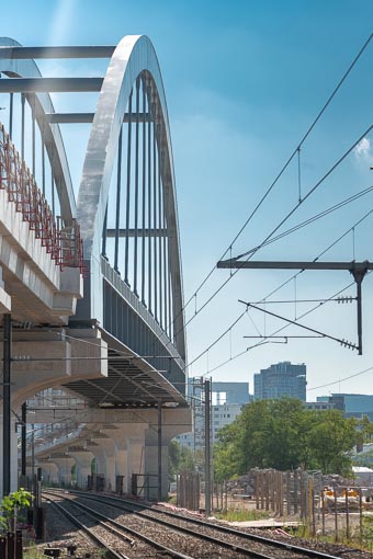 Pont bow-string au-dessus des voies ferrées.