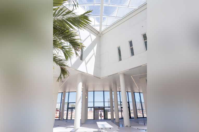 Baigné de lumière, le hall d’entrée est doté de béton architectonique blanc au niveau des murs. [©ACPresse]
