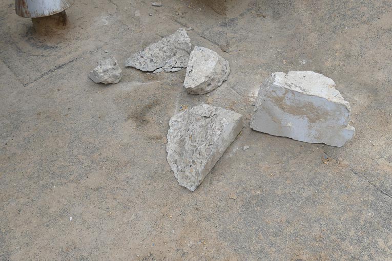 Blocs de béton qui se sont détachés et ont été récupérés à la sortie des silos. Certains portent l’empreinte des chevilles.