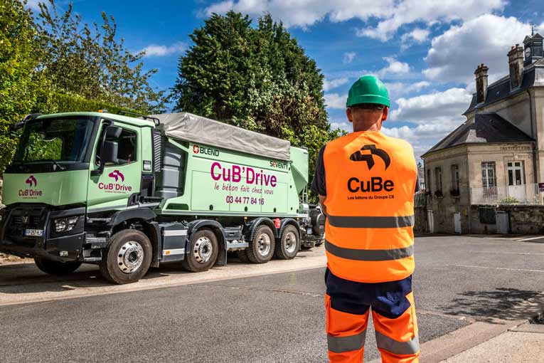 Ce camion dénommé “CuB’Drive” fabrique directement le béton sur le chantier. Ce qui limite les gaspillages et réduit les consommations d’eau. [©Gérard Guérit]