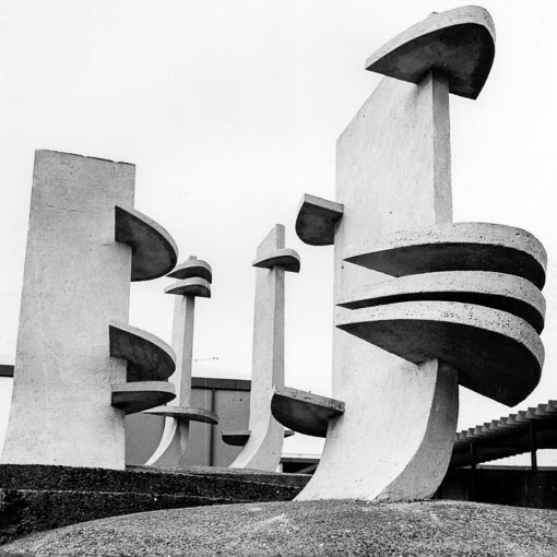 Caen, les Mâts, éléments en béton préfabriqués, installés sur la place d'un centre commercial, oeuvre réalisée avec l'architecte H.Ploquin. [©Fonds privé de l'artiste]