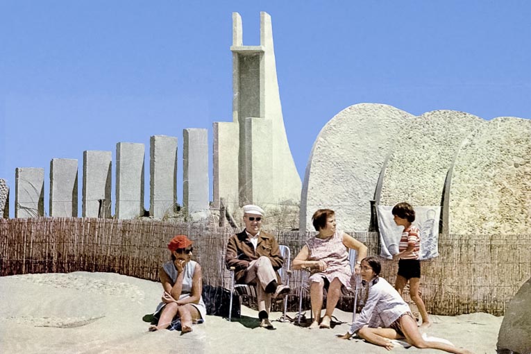 La Grande-Motte, 1968, une famille à la plage. [©Archives de la Mairie de la Grande Motte]