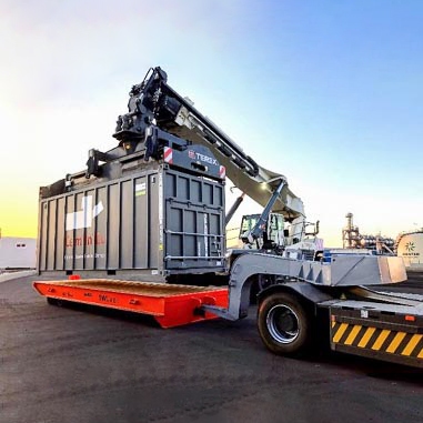 Les conteneurs sont chargés sur le train à l’aide d’un stacker portuaire, à raison de 2 par wagon. [©DR]