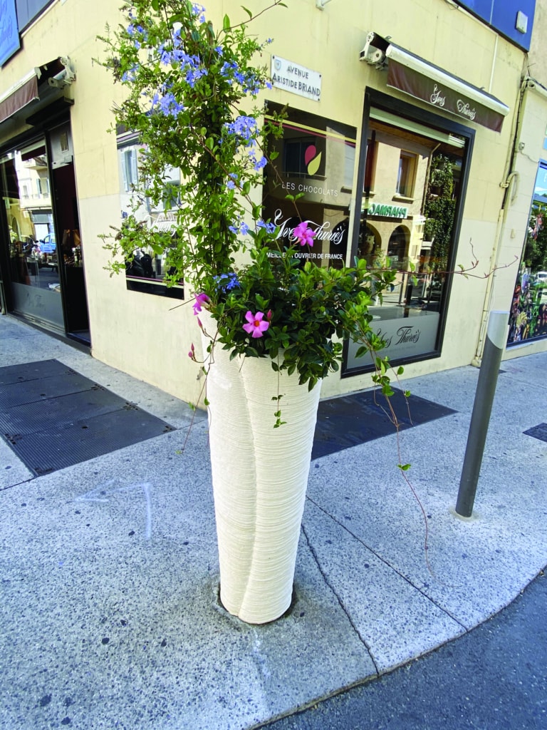 Olivier Brière et GSL ont réalisé du mobilier urbain aux formes organiques.  [©Groupe Saint Léonard] 