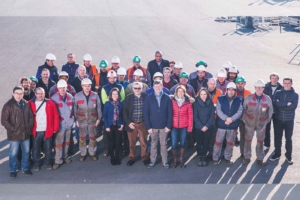 Gaëlle Pignet-Condal, au centre, accompagnée de Jean-Louis Teillant et de Jean-Michel Condal, en compagnie de l’ensemble des employés de Taillefer. [©Taillefer]