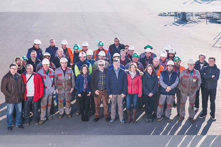 Gaëlle Pignet-Condal, au centre, accompagnée de Jean-Louis Teillant  et de Jean-Michel Condal, en compagnie de l’ensemble des employés de Taillefer.  [©Taillefer]