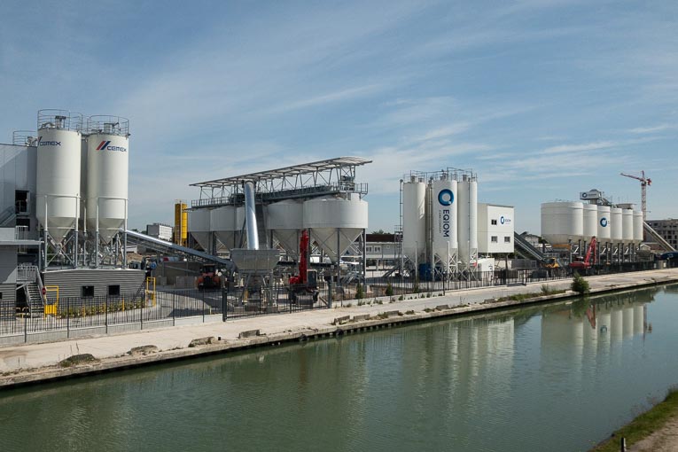 Centrales à béton en bord de canal.