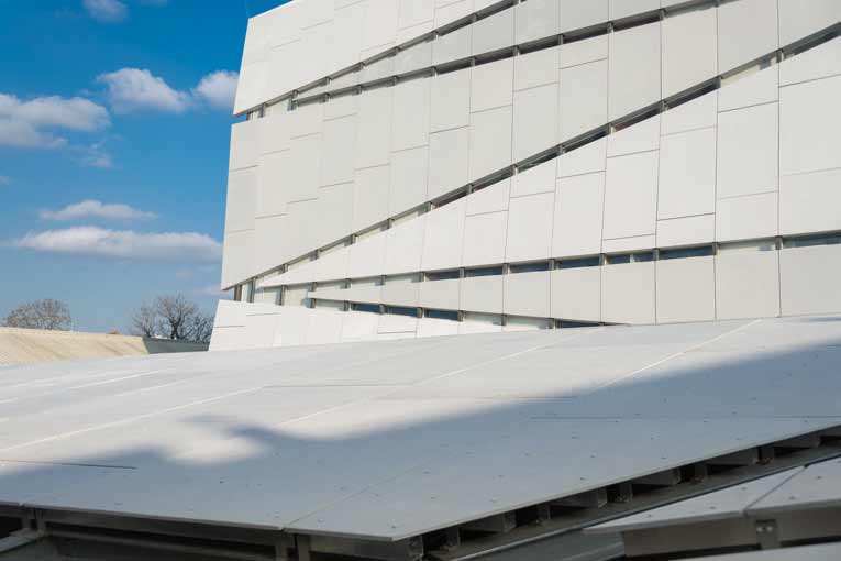 Le nouveau bâtiment inauguré sur le site de l’ESTP Paris porte le nom de Louis Vicat. Et il est habillé de panneaux en Bfup SmartUP, signé Vicat… [©ACPresse]