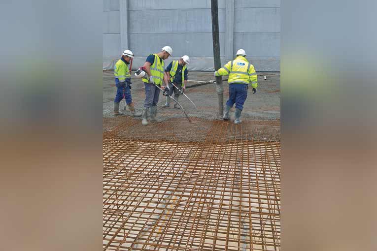 Opération de coulage après mise en place des armatures.  [©Placeo]