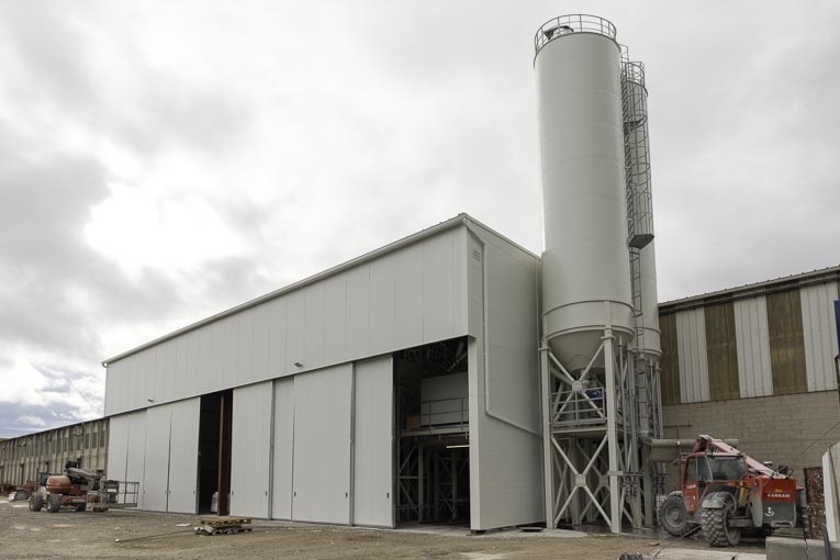 Hall abritant la nouvelle centrale à béton de Capremib.