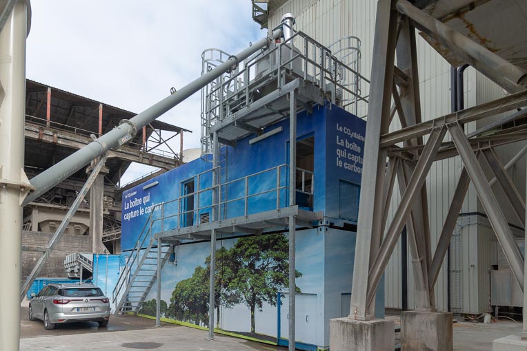 Le dispositif CO2ntainer de Carbon 8 Systems est intégré dans le processus de fabrication de la cimenterie Vicat de Montalieu-Vercieu (38). [©ACPresse]