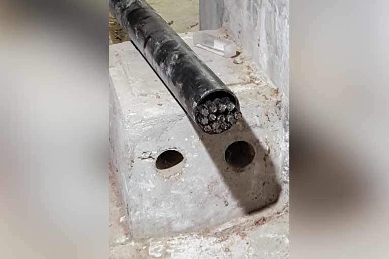 L’ancien câble rompu à cause de la corrosion de ses aciers a été remplacé par un système où chaque toron est gainé et graissé. Ils sont ainsi protégés de manière individuelle.  [©Charente-Maritime-2019]