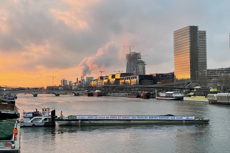 Avec l’opération “Feuilles sur Seine”, près de 100 t de feuilles mortes seront compostées sur le port de Gennevilliers après y avoir été transportées par voie fluviale. [©Ville de Paris / DPE]