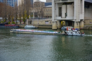 Avec l’opération “Feuilles sur Seine”, près de 100 t de feuilles mortes seront compostées sur le port de Gennevilliers après y avoir été transportées par voie fluviale. [©Ville de Paris / DPE]