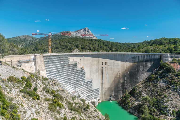 Demathieu & Bard Construction a conçu son propre échafaudage pour coller à la double courbure évolutive du barrage de Bimont. [©Demathieu & Bard Construction]