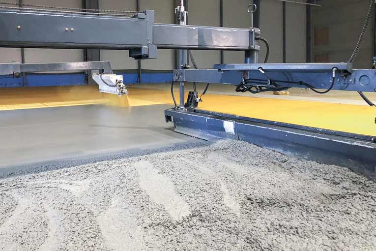 La Laser Screed, machine à tirer le béton, supprime une des phases fastidieuses du coulage d’un dallage.  [©Placeo]