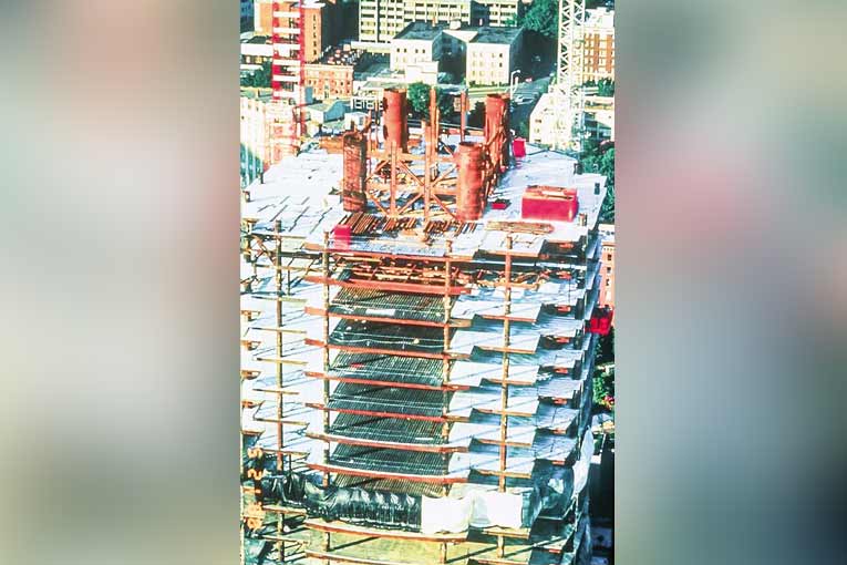 Construction de l’immeuble Two Union Square, à Seattle, en 1989. [Courtoisie de Weston Hester]