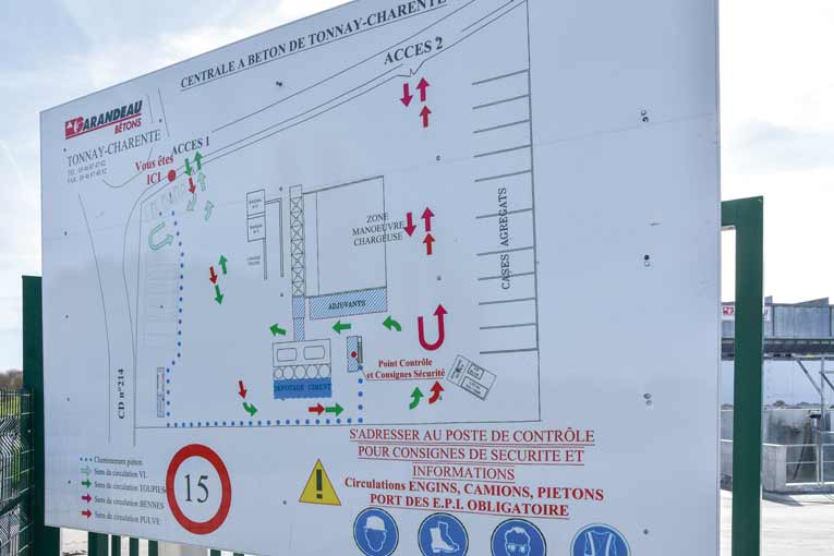 A l’entrée du site, un panneau indique toutes les zones et les procédures de circulation.  [©Gérard Guérit] 