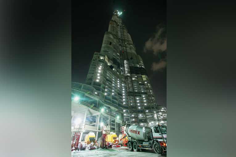 Groupes de pompage du béton au pied de la Burj Khalifa, lors de sa construction. [©Putzmeister]