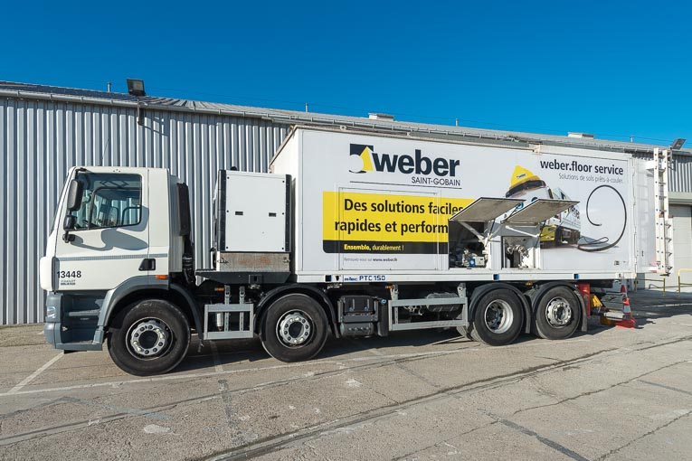 Le Weber Trucks est un malaxeur mobile permettant de fabriquer et de mettre en œuvre, sur site, des mortiers de sols prêts à l’emploi. [©ACPresse]