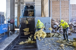 Isover s'attache à réincorporer de la laine de verre recyclée dans son process de fabrication. [©Isover]