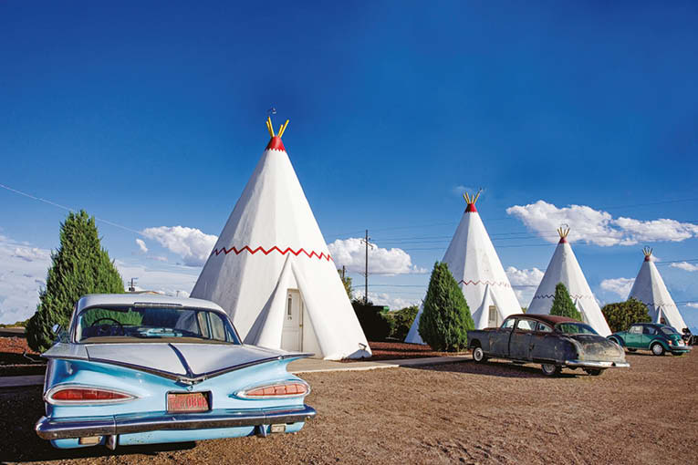 Chevrolet Impala devant un tipi du Wigwam Village n° 6, à Holbrook, sur la Route 66. [©DR]