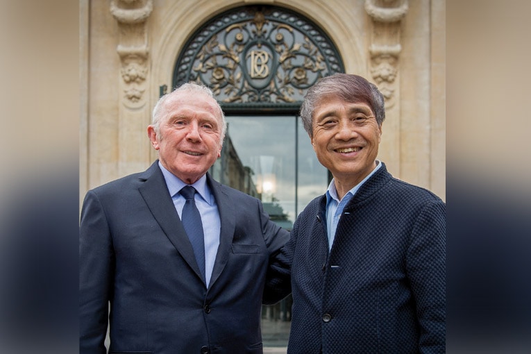 Tadao Ando, en compagnie de François Pinault, devant le bâtiment de la Bourse du Commerce, à Paris. [©Fred Marigaux, 2016. Courtesy Collection Pinault – Paris]