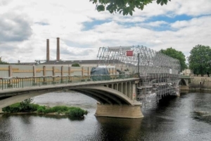 Le pont Camille de Hogues, à Châtellerault, a pu profiter du procédé électro-osmotique Novbéton, consistant en une déchloruration/réalcalinisation du béton. [©ACPresse]