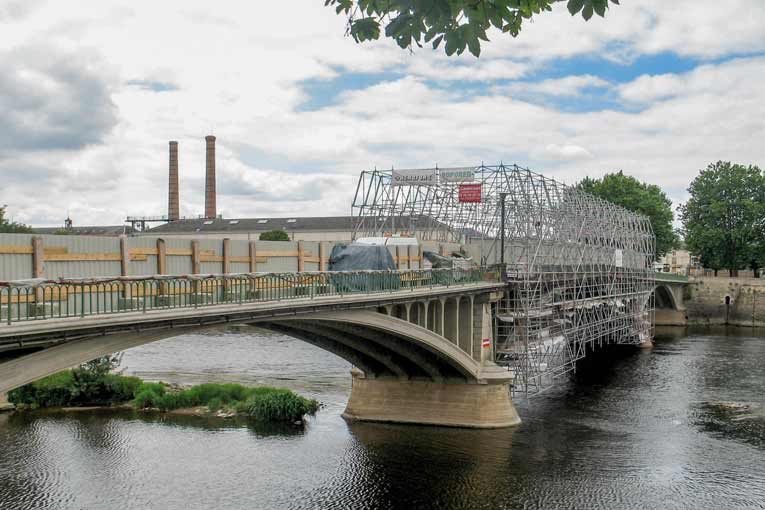 Le pont Camille de Hogues, à Châtellerault, a pu profiter du procédé électro-osmotique Novbéton, consistant en une déchloruration/réalcalinisation du béton.  [©ACPresse]