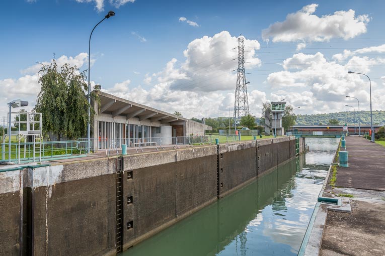 Réalisé un peu plus tard, le bâtiment administratif est surmonté d'une toiture paraboloïde hyperbolique. [©Alexandra Lebon] 