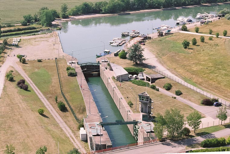 L’écluse de Kembs-Niffer, dite “Le Corbusier”, est située entre Bâle et Mulhouse au point de raccordement du canal du Rhône sur le canal du Rhin. [©VNF P.Lemaître]