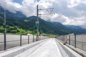 En Suisse sur le Kanderviadukt : 30 mm de Ductal ont été coulés sur toute la partie supérieure de l’auge [©B+S]