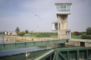 La tour de commande de l'écluse “Le Corbusier” est une curiosité. [©Alexandra Lebon]