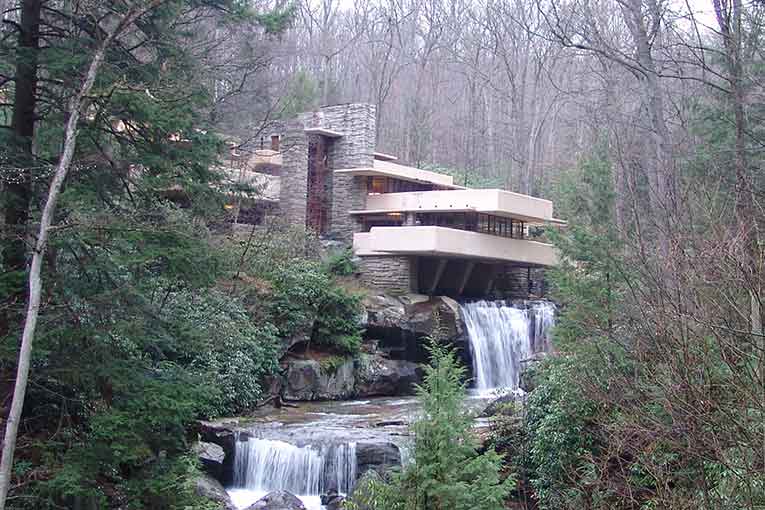 Construite en 1936, Fallingwater fait partie des maisons usoniennes conçues par F. L. Wright. [©Wikipedia/Lykantrop]