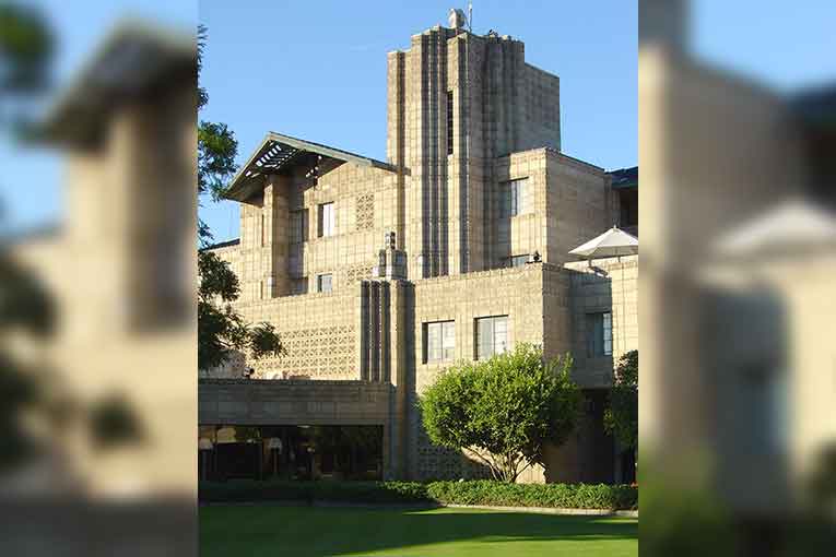 Wright a construit peu d’édifices publiques, qui étaient souvent des bâtiments clos sur eux-mêmes car l’architecte estimait que cette fermeture était propice au travail et à la vie sociale. Ici, l’Arizona Hotel Biltmore. [©DR]