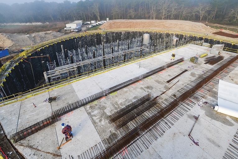 Vue aérienne sur le bassin de 60 m de diamètre et sa dalle de couverture, en cours de construction. [©Agru]