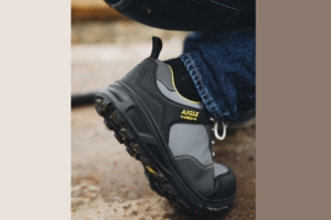 La Solter S3 est une a chaussure ultra légère, idéale pour un usage courant et quotidien au travail. Sa semelle bi-densité offre souplesse et légèreté. [©Aigle]