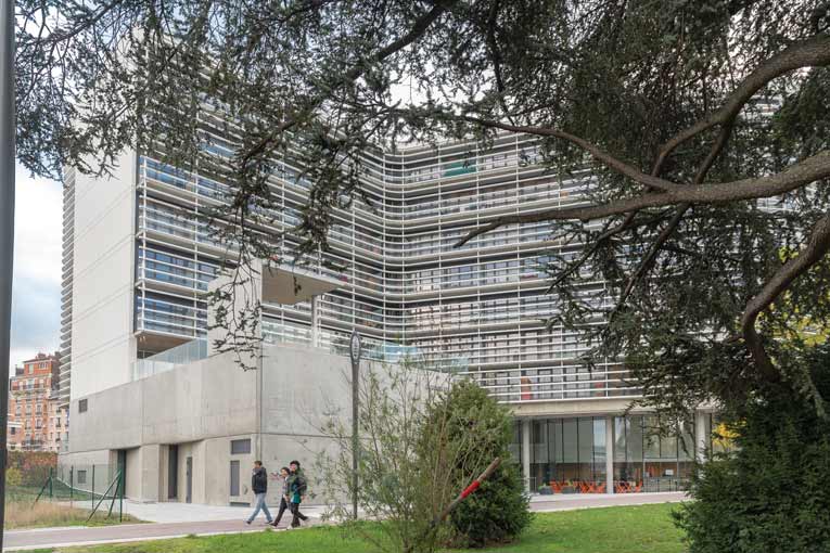 La Maison de la Corée du Sud s’inscrit dans un espace restreint, formant un quadrilatère irrégulier regardant au Nord le parc de la Cité universitaire.  [©ACPresse]