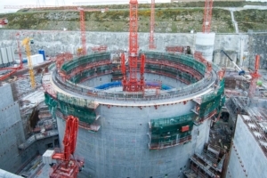 Toujours en construction, l’EPR de Flamanville fait partie des centrales nucléaires dites de nouvelle génération. Ici, réalisation de la double enceinte du réacteur, encore avant la pose du dôme de couverture. [©ACPresse]
