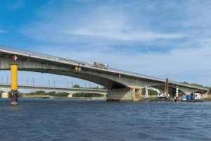 Les travaux de rénovation des fondations du viaduc de Roquemaure sont opérés à partir de barges et de pontons. [©ACPresse]